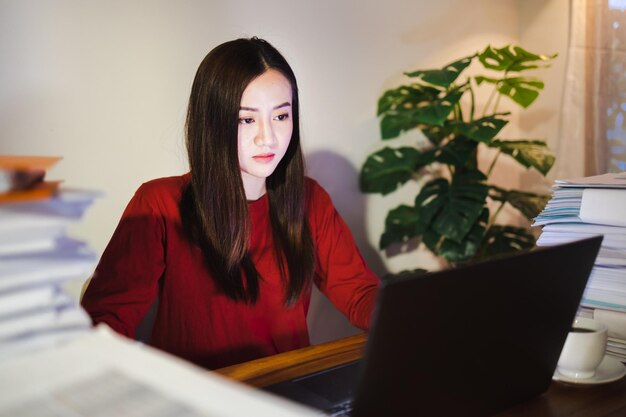 Gestresste vrouw die 's nachts thuis werkt