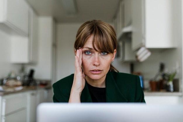 Gestresste vrouw die thuis werkt tijdens een pandemie van het coronavirus