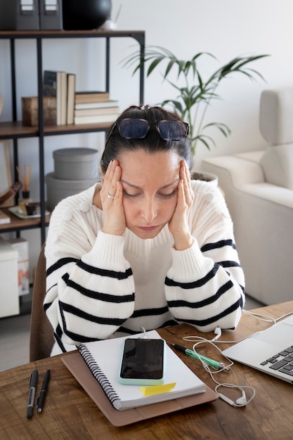 Gestresste vrouw telewerken thuis