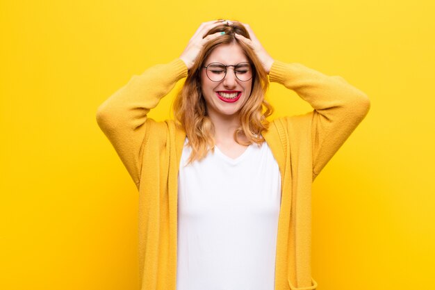 gestrest en gefrustreerd voelen, de handen in de lucht steken, zich moe, ongelukkig voelen en met migraine