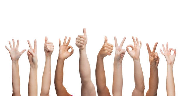 ジェスチャーと体の部分の概念-親指を立てて、OKと平和の兆候を示す人間の手