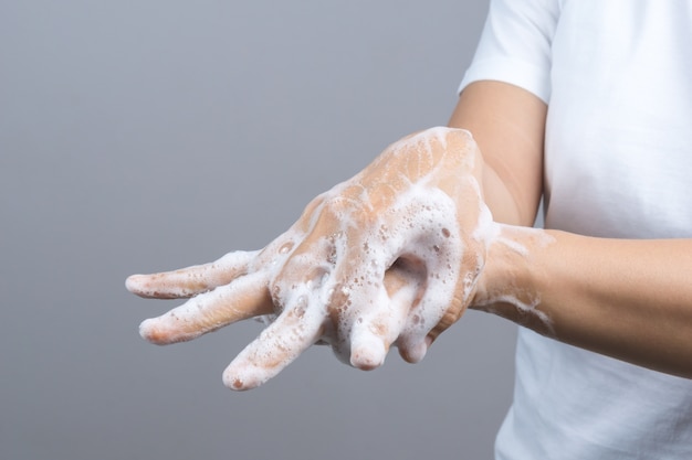 Foto gesto di una mano di donna che lava le sue mani sul punto 2