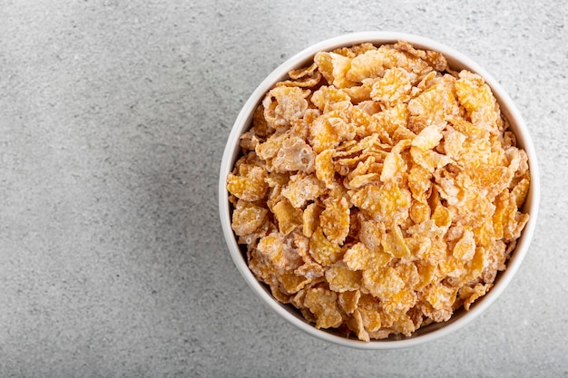 Gesuikerde cornflakes in de kom