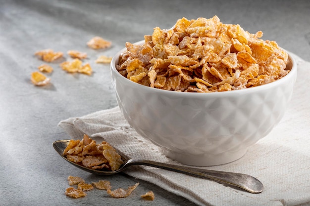 Gesuikerde cornflakes in de kom