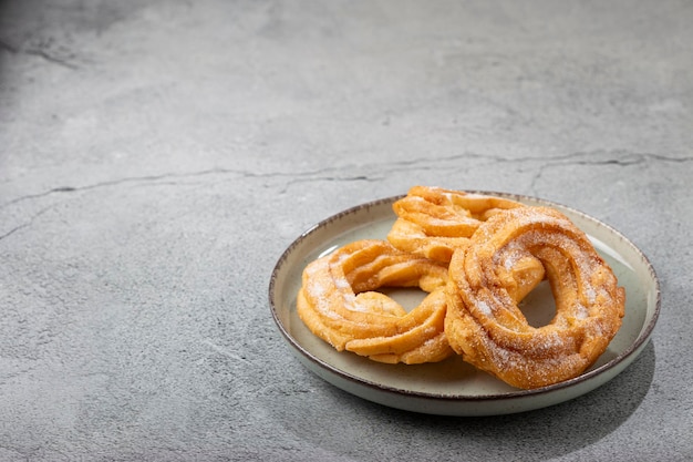 Gesuikerde donuts op tafel Braziliaanse donuts