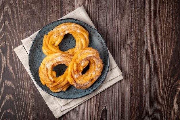 Gesuikerde donuts op tafel Braziliaanse donuts