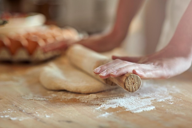 Photo get rolling cropped shot of a set of hands rolling out dough