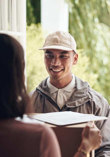 Foto ottieni il tuo servizio con un sorriso inquadratura di un giovane che consegna un pacco a un cliente a casa