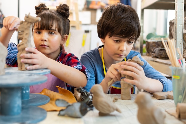 Getalenteerde creatieve broer en zus die kunstles bijwonen