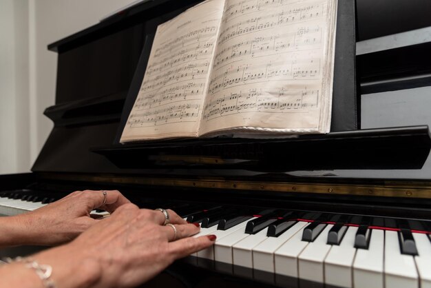 Getalenteerde pianist die romantische muziek speelt op de piano Muzikaliteit en perfectie
