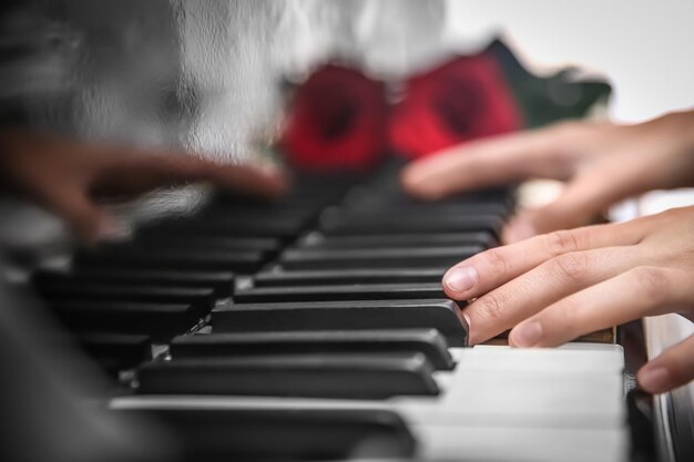 Getalenteerde vrouw piano spelen close-up