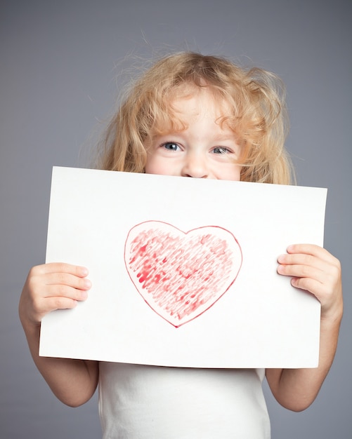Getekend hart in baby handen Valentijnsdag concept