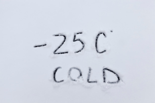 Getekend op de sneeuw, temperatuursymbolen die negatief erg koud weer aangeven, aangegeven in graden Celsius, tekeningen over koude en koude periodes