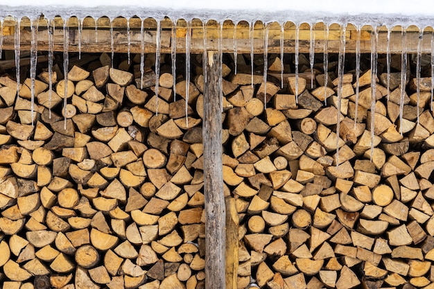 Getextureerde brandhoutachtergrond Gehakt hout voor het aansteken en verwarmen van koud weer en besneeuwde wintertijd