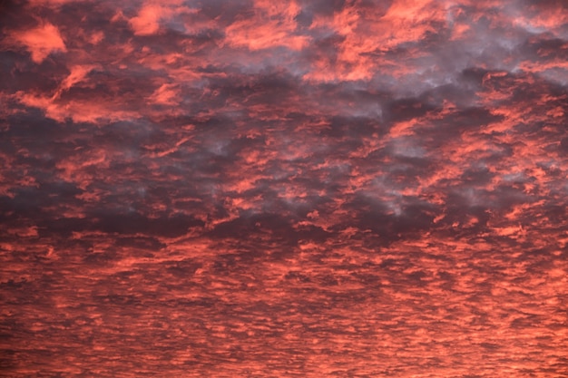 Getextureerde dramatische wolken op bloedige hemelachtergrond