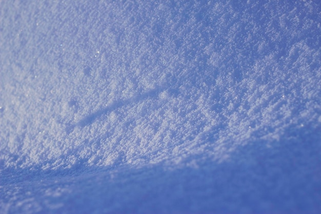 getextureerde sneeuwachtergrond met schaduwen in ijzige dag