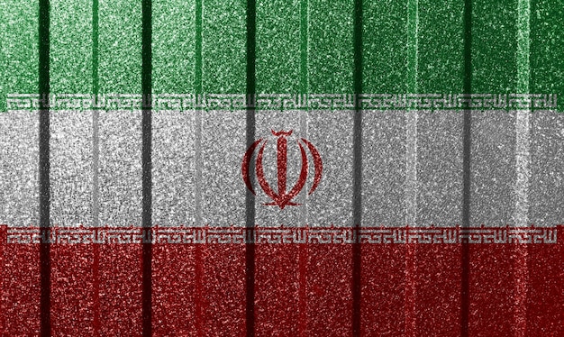 Getextureerde vlag van Iran op metalen muur Kleurrijke natuurlijke abstracte geometrische achtergrond met lijnen