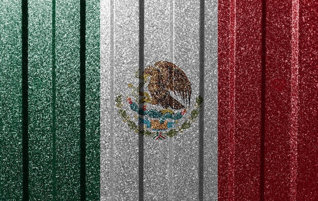 Getextureerde vlag van Mexico op metalen muur Kleurrijke natuurlijke abstracte geometrische achtergrond met lijnen