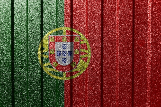 Getextureerde vlag van Portugal op metalen wand Kleurrijke natuurlijke abstracte geometrische achtergrond met lijnen