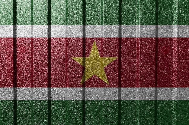 Getextureerde vlag van Suriname op metalen muur Kleurrijke natuurlijke abstracte geometrische achtergrond met lijnen