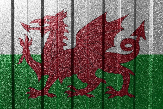 Getextureerde vlag van Wales op metalen muur Kleurrijke natuurlijke abstracte geometrische achtergrond met lijnen