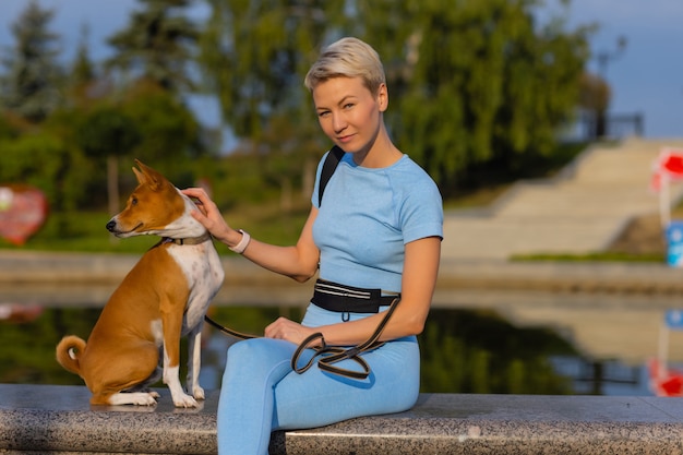 Getrainde intelligente hond die voedsel van mensen neemt