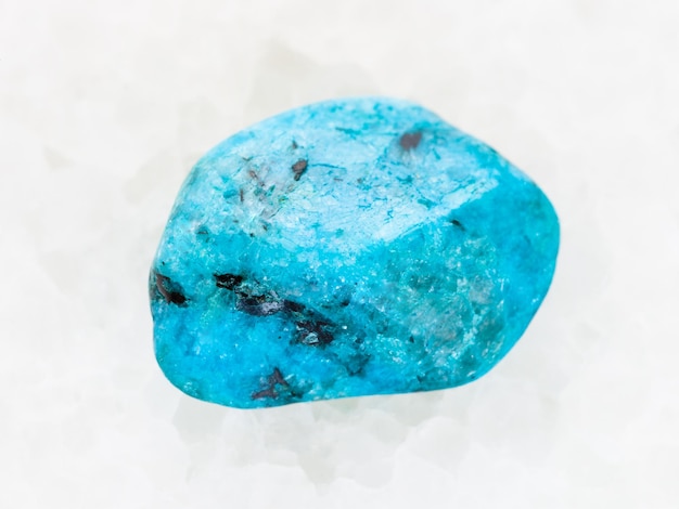 Getrommelde blauwe Agaat edelsteen op wit marmer