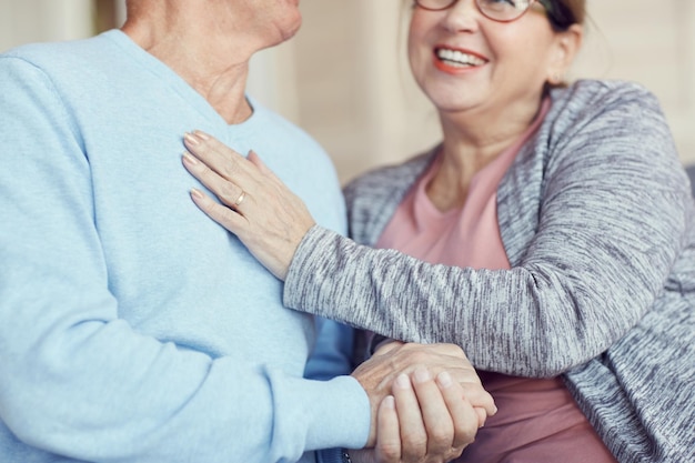 Getrouwd senior paar lachen en chatten