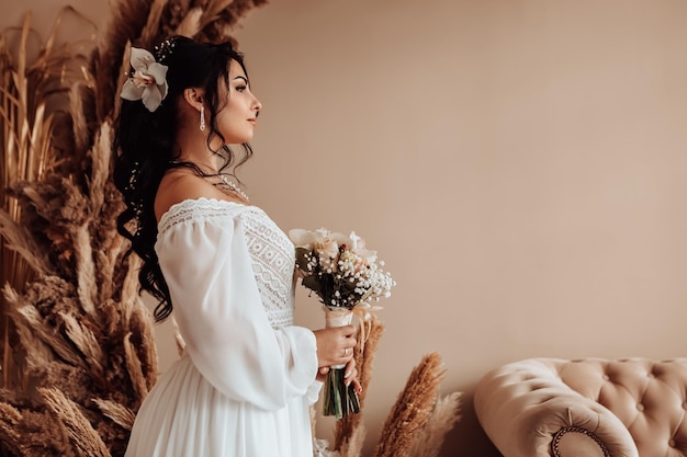 Getrouwde bruid viert verloving in fotostudio