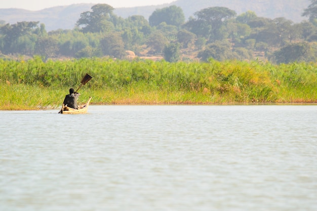 Muoversi in una semplice barca a remi sul lago tana in etiopia, in africa