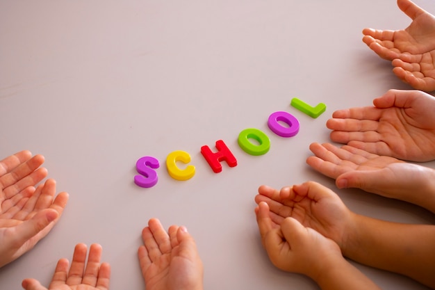 Foto tornare al concetto di scuola con le mani dei bambini