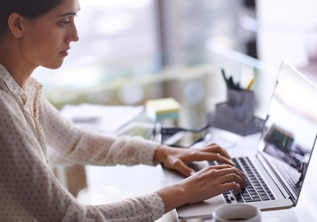 Foto come fare sul serio colpo di una bella giovane donna che lavora sul suo laptop