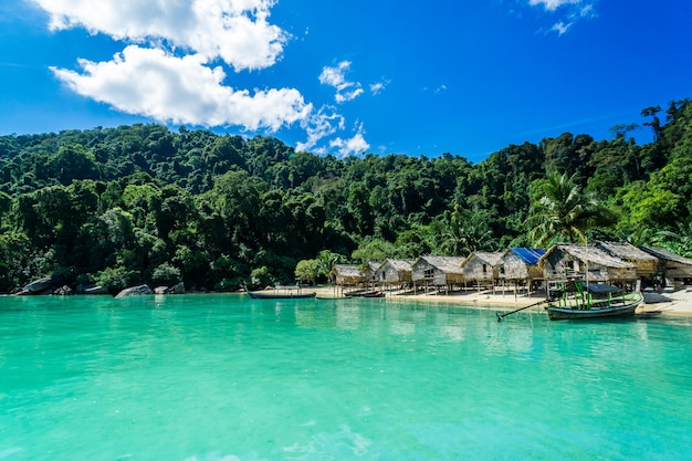 タイの美しい海の景色を望む、丘の部族の村への旅行と取得。