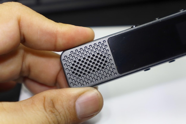 Getuige van het potentieel van een voice recorder als het rust met vertrouwen in de hand van een man klaar om te documenteren