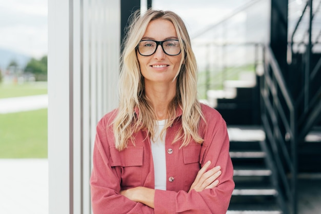 Getuigenisportret van een mooie zakenvrouw die met haar armen gekruist staat