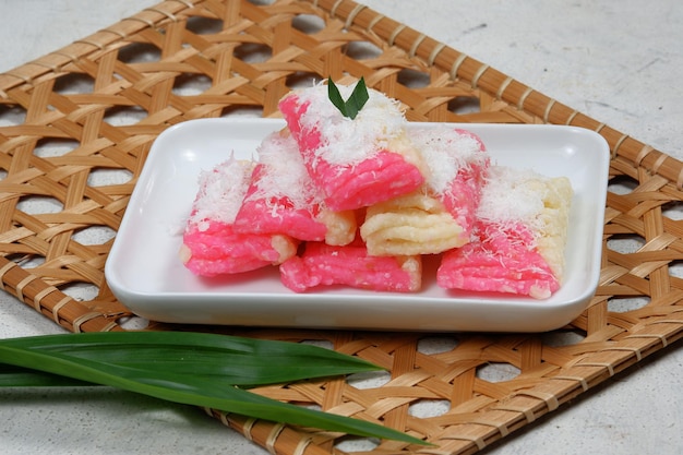Photo getuk indonesia traditional snack food made from steamed cassava and grated coconut for topping