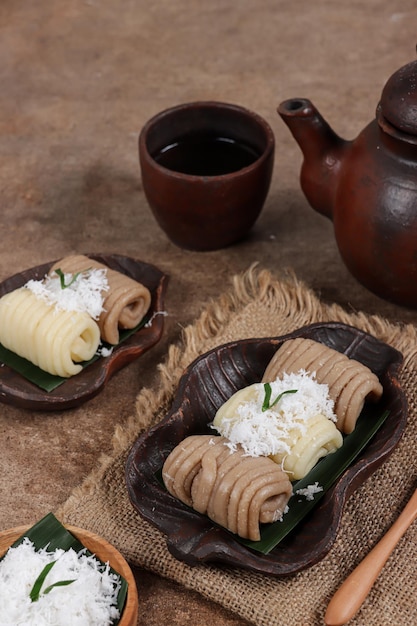 Getuk Lindriは、マッシュポテトのキャッサバをグルーヴィーなパンに丸めて作った伝統的なインドネシアのデザートです。
