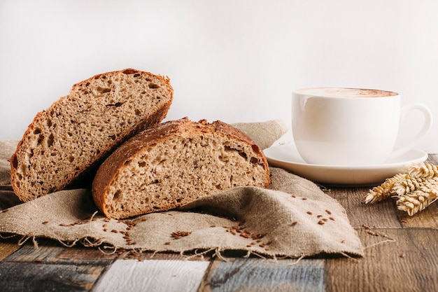 geurig brood op een houten ondergrond