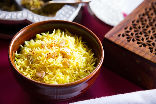 Geurig recept voor exotische Indiase rijst met geroosterde hele kruiden, net zoals ze in India gebruiken