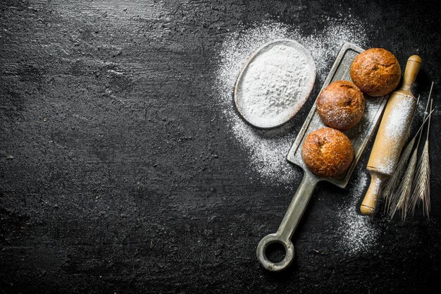 Foto geurige broodjes met bloem en deegroller