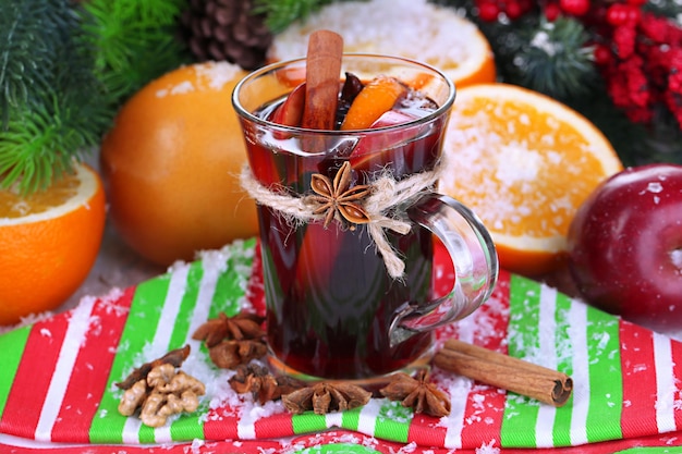 Geurige glühwein in glas op servet close-up