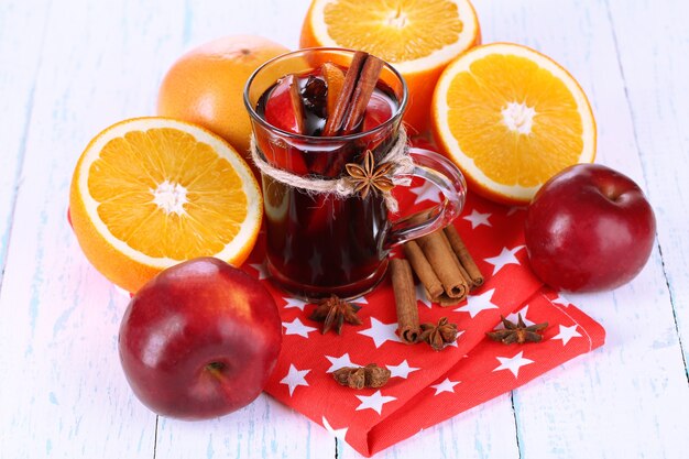 Foto geurige glühwein in glas op servet en houten tafel close-up