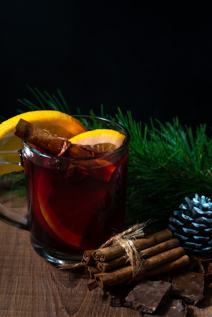 Geurige glühwein, kruiden en mandarijnen op een kerstboom