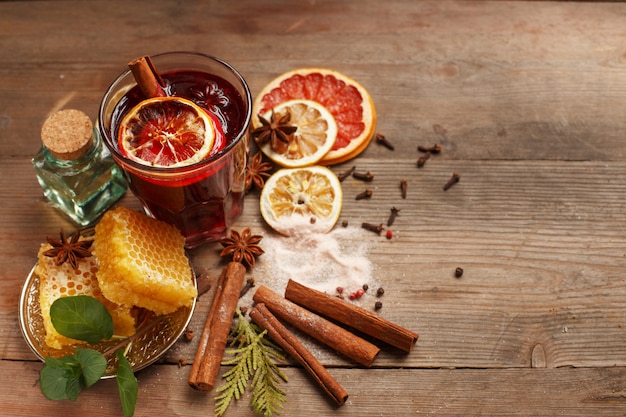 Geurige glühwein op een houten tafel. Ingredients. Rustiek.