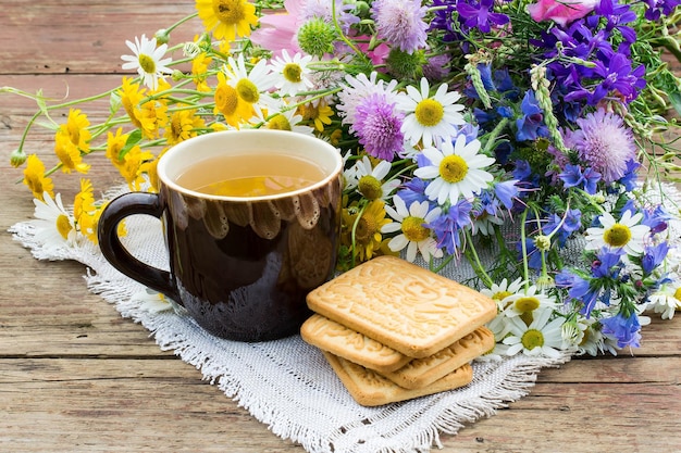 Geurige kruidentheekoekjes en wilde bloemen