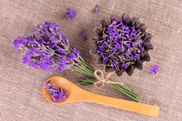 Geurige lavendelbloemen. Lavendel oogst. Plat leggen.