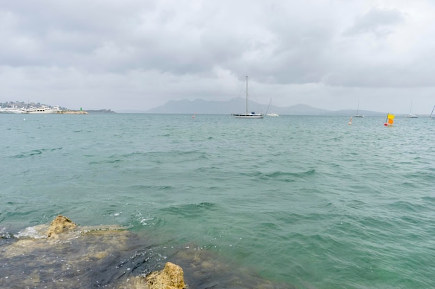 Gevaar, regen over de stormachtige zee, het eiland Mallorca in Spanje