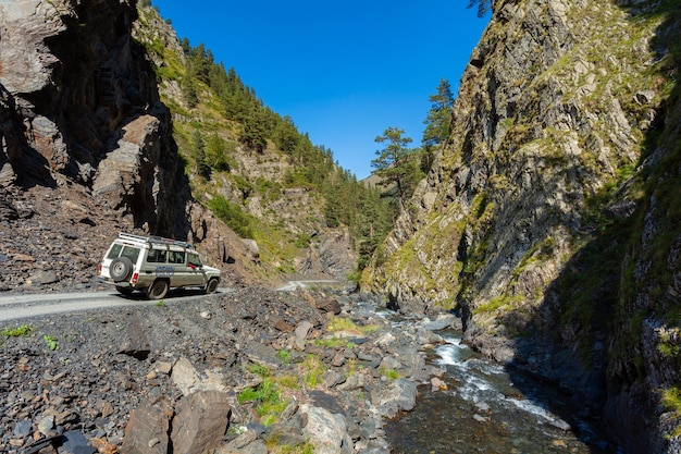 Gevaarlijke bergweg in Tusheti, reis door Georgië. Kaukasus