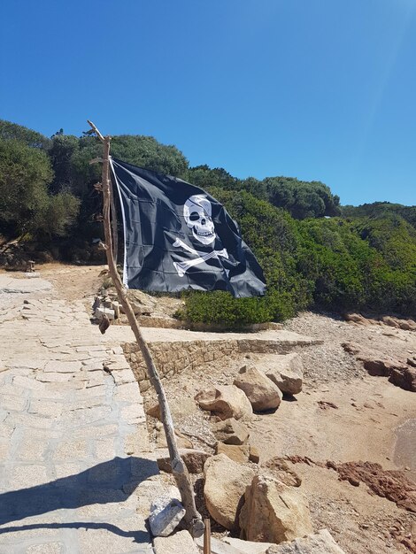 Foto gevaarlijke vlag op het land tijdens een zonnige dag