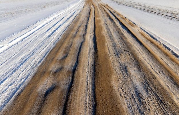 Gevaarlijke weg in de winter na sneeuwval